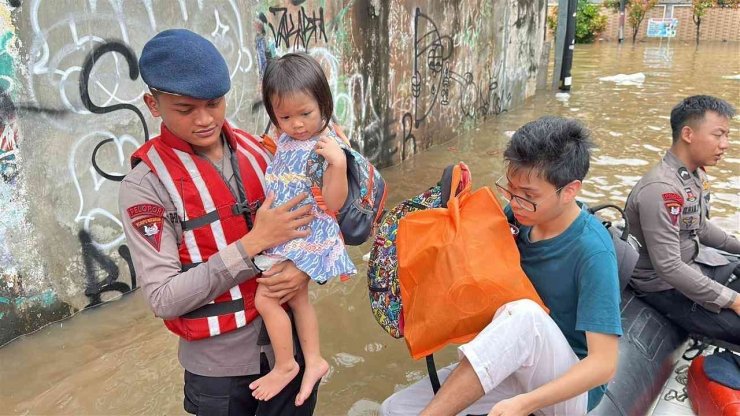 Tim SAR Brimob Polda Metro Jaya Bantu Evakuasi Warga di Jalan Bangka V Jakarta Selatan